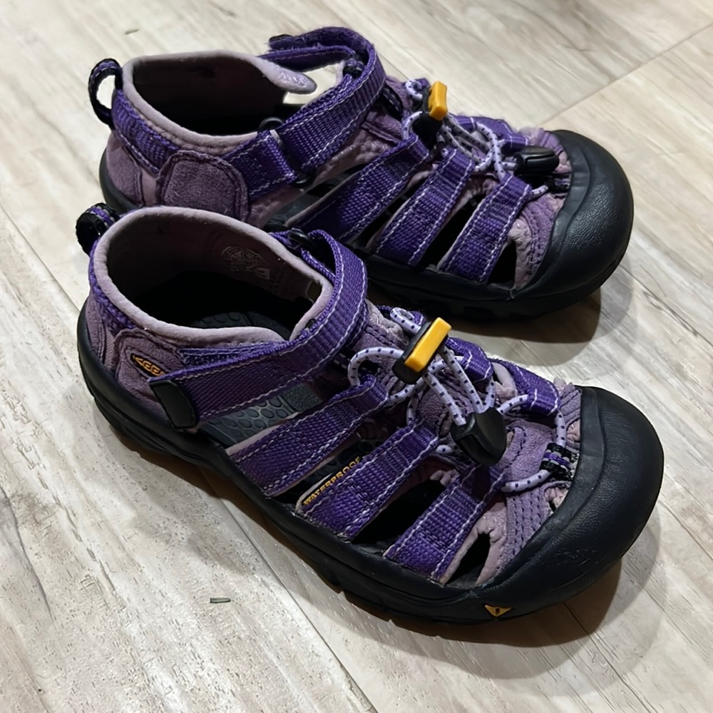 Girls Keen shoes. Size 12. Great condition!